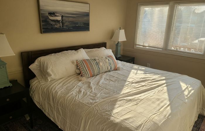 Downtown Marblehead 2brm/1.5bath w/ deck