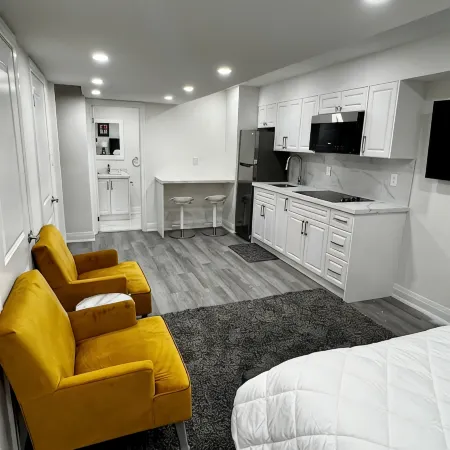 New Luxurious Studio Apartment Отели в г. Брамптон