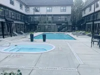 Joe’s Brand New 2 King Bedrooms Townhome in Canmore (License: Res-10681) - บังกะโล