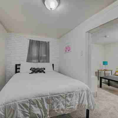 Milwaukee 1BR Bungalow with free parking Rooms