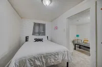 Milwaukee 1BR Bungalow with free parking