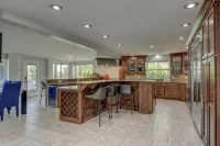 Family Friendly 5 Bed 5 Bath 6000 SF Ranch With Pool - Jacuzzi
