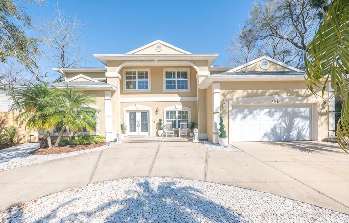 7Bd 6BA, Pool&Spa, Walk to Beach, PutPut, Dream Backyard, 10 Min. to Downtown!