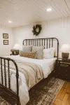 Dudley Creek Cottage; cozy little cottage. Hot tub + fire pit + arcade! - Country Houses