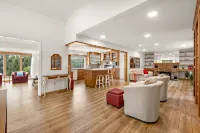Charming 2-bedroom house on 2 dog friendly landscaped acres in lovely Chester - 부티크