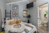 “Little Blue Cabin • Cozy Boho Hideaway • Jacuzzi, Fire Pit & Close to Brp”