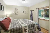 Cabin Vibes & Family Friendly w-Private Hot Tub Steps to Rainier - Alppimaja