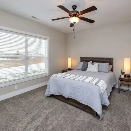 Spacious and clean 4-bedroom townhome in Urbandale with fitness room, WiFi