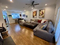 Updated Cottage 1 Bedroom 2 guests Close to Everything Downtown - 컨트리 하우스