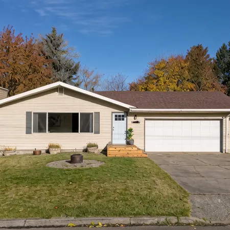 Peaceful and Welcoming 3 bedroom/1.5 bath home conveniently located!