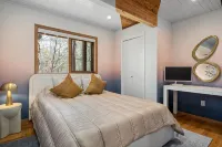 Modern Chalet 5bd 3bth with Hot Tub, Game Room, Private movie theater, 3 decks - 4-Star