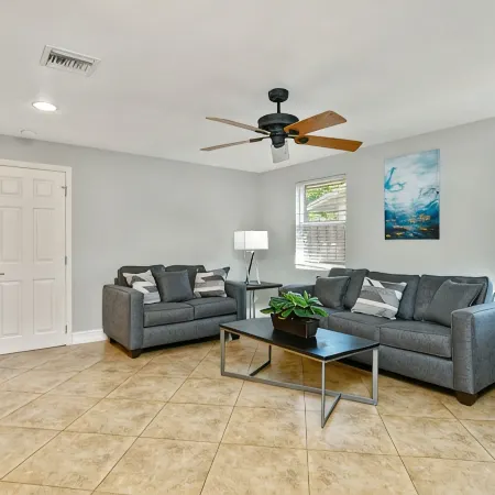 4 Bedroom house just 3 minute drive from Naples beach