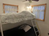 Quaint Cottage with lake access.<br> - Wifi