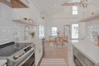 The Beach Nest-Lux Cottage Steps to the Beach - WiFi