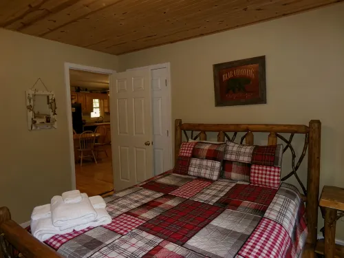 Private retreat at the waters edge of one of NE Ga premier trout streams. - Chalets