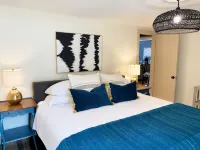 Peaceful Pines, luxury 4-bed, mid-century cabin - 3-Star