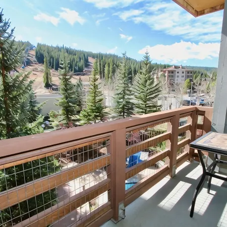 5 Star, 1 Bed + Den & 2 Baths in Center Village Copper Mountain