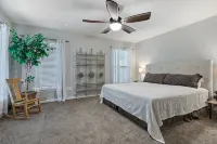 La Casa Roja - Pet-Friendly - 3Br Home - Walk to Castle & Downtown Waco - บังกะโล