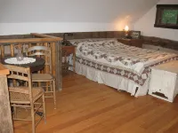 Tavern River Cabin, Historical,  Riverfront, Log, Hottub, Large Stone Fireplace - 4-stjärniga