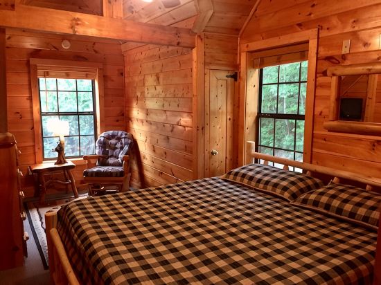 Scenic 2 Bedroom/2 Bathroom Cabin, New Hot Tub, Pool Table, 5 min. from Parkway