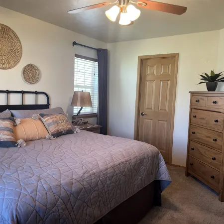 Cozy Cody cul-de-sac home! Sleeps 6.