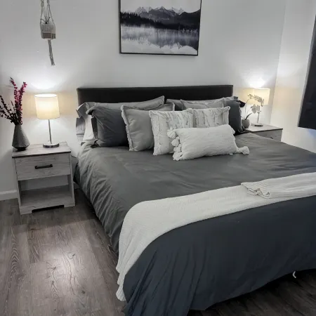 Hooked on the mouth of the Kenai! two bedroom unit with King size bed. Sleeps 6
