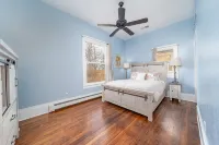 Updated Downtown Bungalow Centrally Located - مطابخ