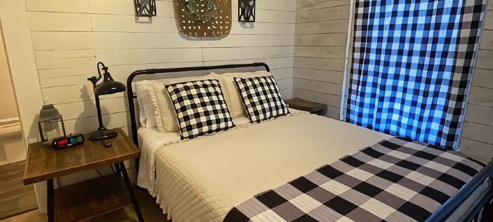 Cozy 1930's cottage WALKING distance to Old Town Tomball Отели в г. Томбал
