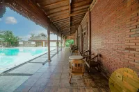 OYO 1347 Joglo Garut Cottage Syariah - Pools
