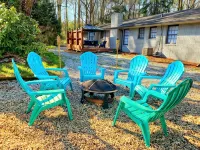 Modern and Stylish Creekside Retreat Home - Walk to Downtown - 3-Star