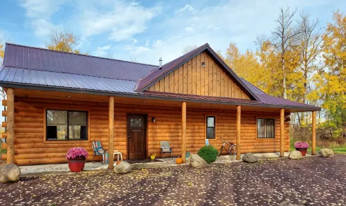 Finlayson Log Cabin on 10 Acres - Homestays