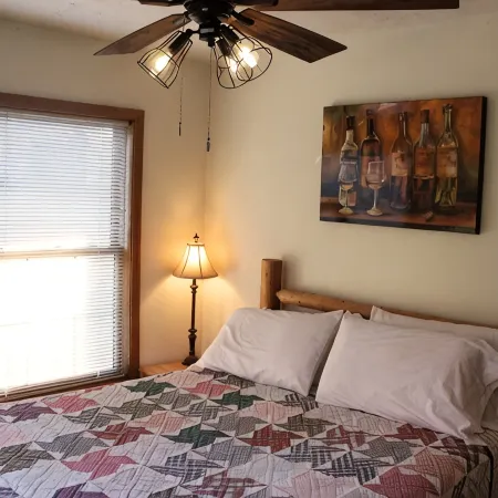 Winetrail Cabin - Giant City SP, SIU, Cedar Lake, & Shawnee Forest minutes away!
