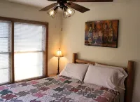 Winetrail Cabin - Giant City SP, SIU, Cedar Lake, & Shawnee Forest minutes away! - 3-Star