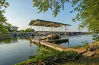 Lakefront Home! Game Tables and Boat Dock - 4つ星