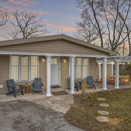 3 Mins to ND. Hot Tub, Game Room, Sleeps 16, Fire Pit