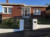 ROCKLYN HOUSE - QUIET, CONVENIENT & CENTRAL LOCATION - Bungalows