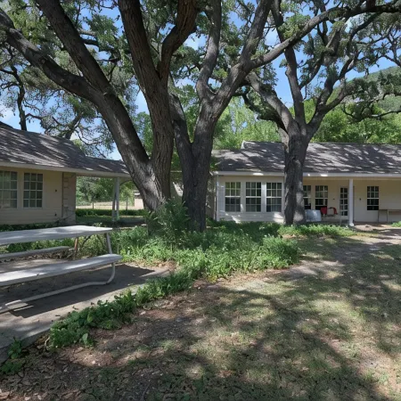 PeachTree Cottage near Lost Maples