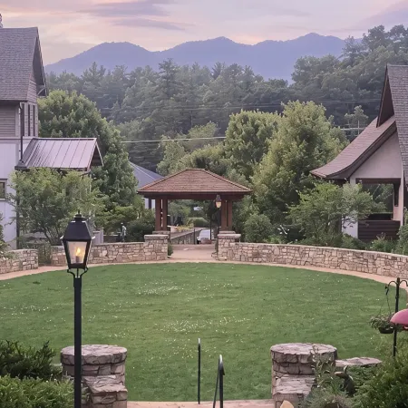 Studio in upscale, intimate Black Mountain neighborhood