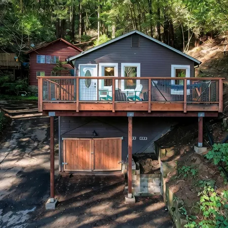 Peaceful Redwood Hideaway - Hot Tub, A/C, Walk to Russian River and Downtown