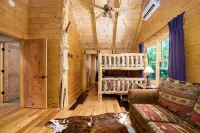 New luxurious Cabin, 10 min away from old man cave - Hytter