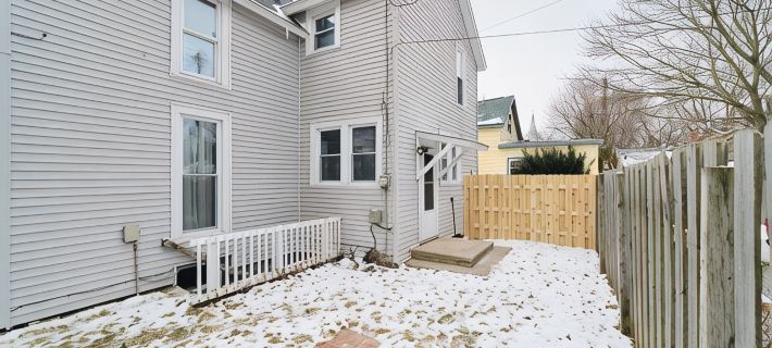 Central & Peaceful 3-bed home with a fireplace マニスティーのホテル