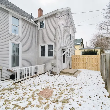 Central & Peaceful 3-bed home with a fireplace