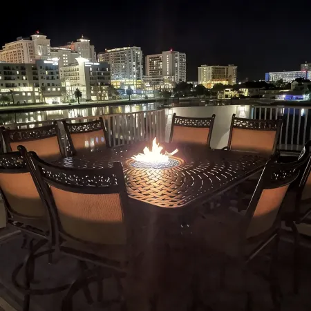 Luxury waterfront townhome, 5 min to beach, pool, boat slip & rooftop deck!