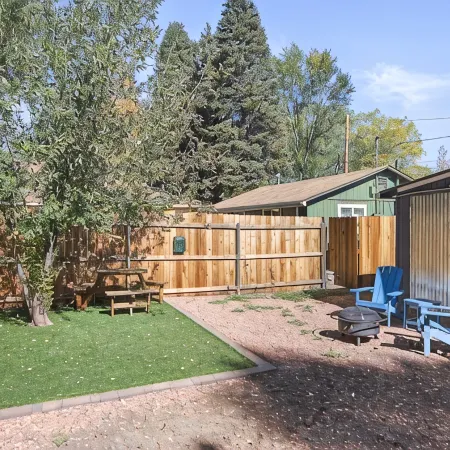Downtown Big Sky Bungalow w/AC, Fully Fenced Yard, W/D, 2 Smart TVs, Speedy WiFi