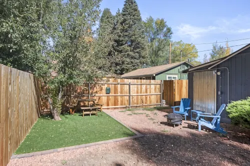Downtown Big Sky Bungalow w/AC, Fully Fenced Yard, W/D, 2 Smart TVs, Speedy WiFi - บังกะโล