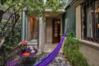 Pug Seal Polanco Anatole France - Pet friendly