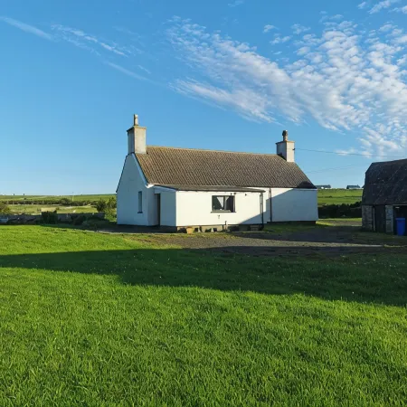 Cosy Highland retreat with countryside and sea views.