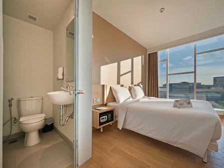 Whiz Prime Hotel Hasanuddin Makassar Отели рядом с достопримечательностью «Wisma Pattimura»