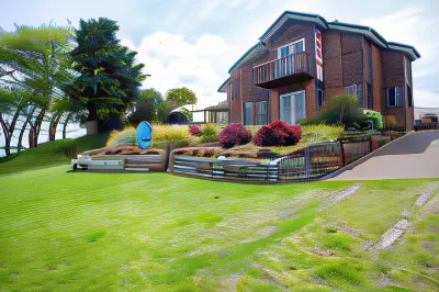 Cascades Lakefront Motel