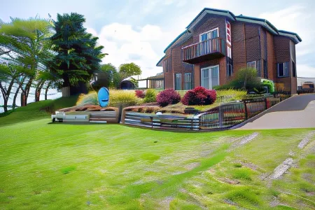 Cascades Lakefront Motel